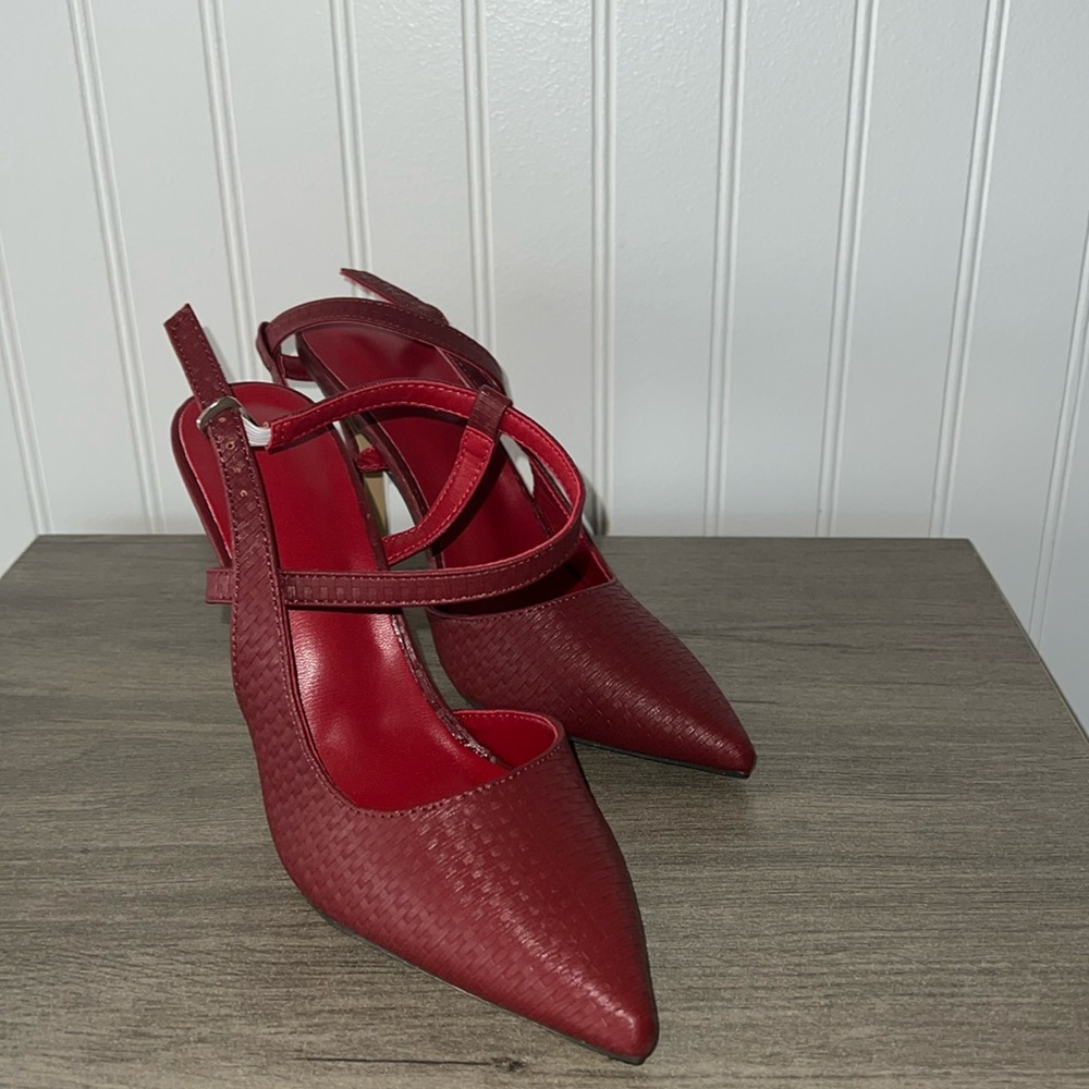 Women’s hills, size 6, color burgundy